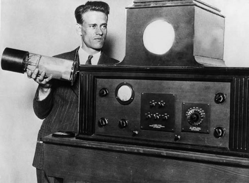 Philo Farnsworrth và đứa con tinh thần của mình.